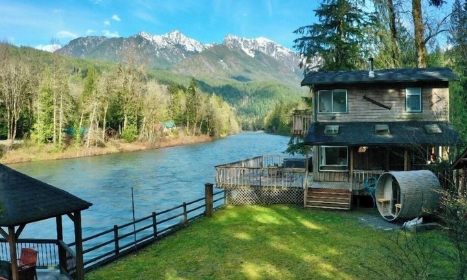 Gold Bar Cabina | Riverside Retreat Hot Tub Sauna Yards Firepits Gazebo and Stunning Views. + Pets