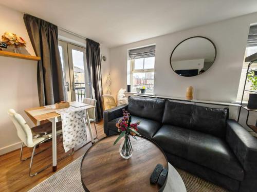 Leeds Apartamento | Riverside Retreat Leeds City Location Modern 2-Bed 2-Bath Townhouse & Free Parking