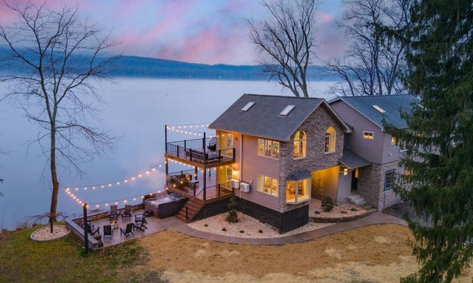 Halifax Casa | Riverside Retreat Sleeps 20