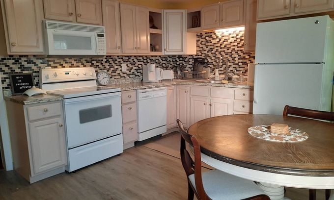 Montague Apartamento | Riverside Retreat – Cozy 2-Story Getaway!