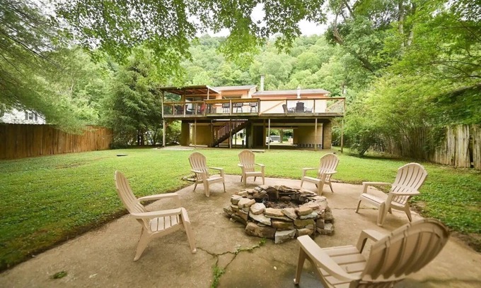 Lawrenceburg Casa | Riverside Roost -bourbon themed waterfront home
