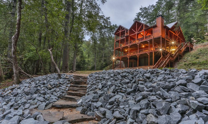 Ellijay Cabina | Waterfront Lodge- más de 750 'frente al río, jacuzzi, mesa de billar, porches