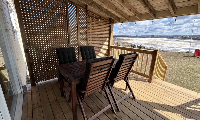 Annapolis Royal Cabina | Riverside Sunrise Cabin Well appointed, family & pet friendly cabin on the river