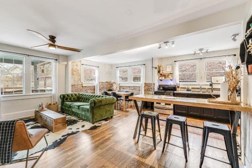 Woodfin Casa | Riverside Trade Retreat AvantStay Industrial-Chic Near Downtown Asheville