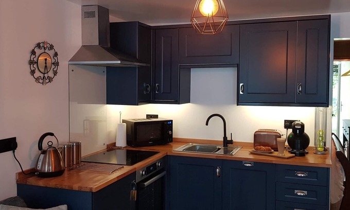 Stoke Gabriel Cabina | Riverside village hideaway with hot tub