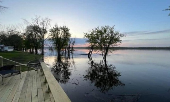 Pontoosuc Casa | Riverside Waterfront on the Mississippi River