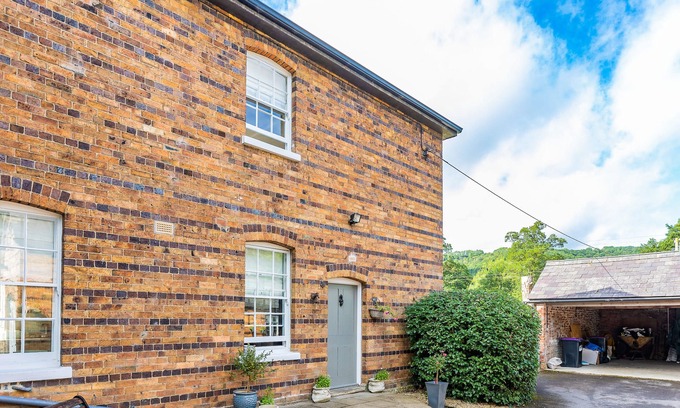 Craven Arms Cabaña | Riverside, STOKESAY