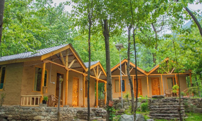 Banjar Cabaña | Riverside wooden cottages with a great valley-scape