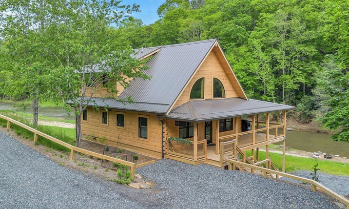 Warrensville Cabina | Riverstead Cabin - Riverfront + Wrap Around Porch + Smart TVs + Gas Fireplace + Hot Tub