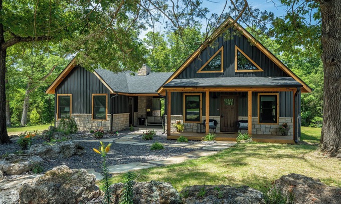 Bennett Springs Cabina | Riverstone Luxury Retreat: Private Suites, Pool, Hot Tub, Niangua River Access