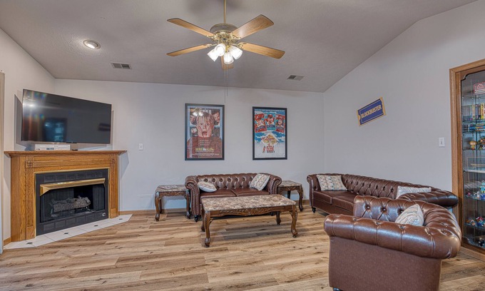 Newburgh Apartamento | RiverTown Retro: 1990s Retreat