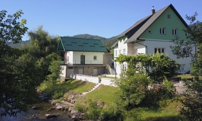 Zamost Apartamento | Riverview apartment Three Springs Tri Zvira