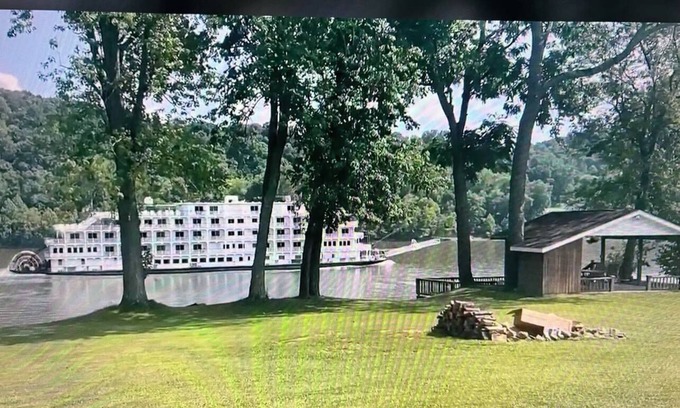 Long Bottom Cabina | Riverview Escape Cabins on the Ohio River Pet Friendly Fishing Weddings Relax