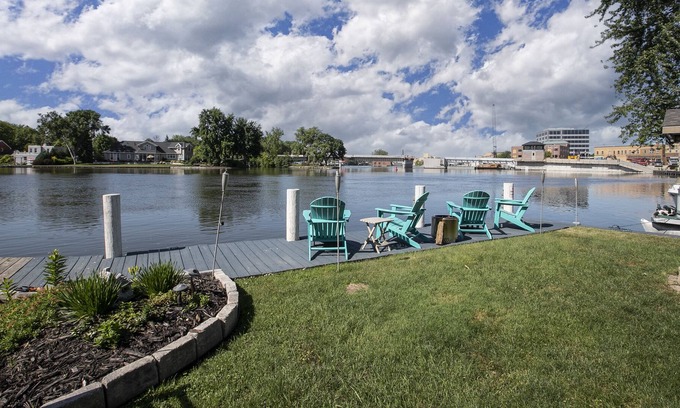 Menasha Casa | Riverview Get-A-Way