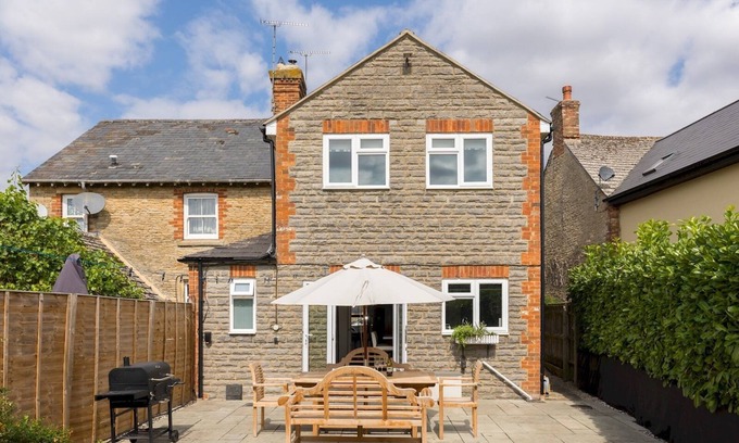 Lechlade Casa | Riverview House | Family home | Large garden | Pass the Keys