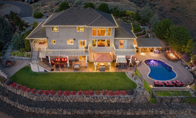 East Wenatchee Casa | Beautiful estate with a breathtaking view, pool, hot tub, theater room & more!