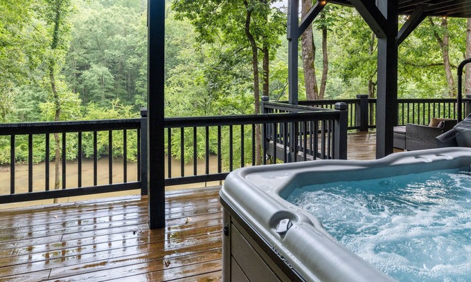 Dawsonville Cabina | Riverview Retreat - Hot Tub/Pool Table/River Front /Fire Pit!