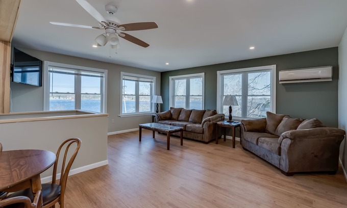 Alexandria Bay Condominio | Riverview Townhouse IV in Downtown Alexandria Bay
