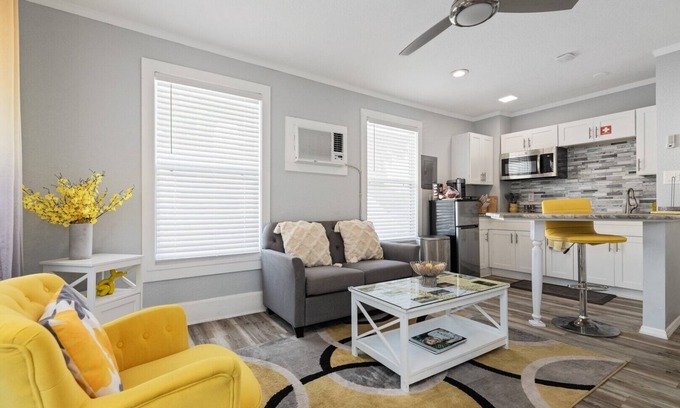 Melbourne Apartamento | Riverview Yellow: Downtown Melbourne Apartment