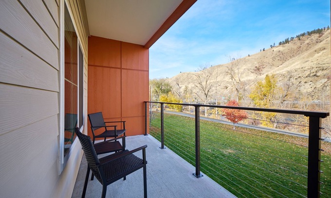 Cashmere Condominio | Riverwalk Suites, #210 Your Riverside Retreat!