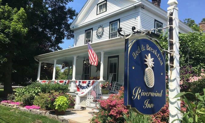 Deep River Center Cama Y Desayuno | Riverwind Inn Bed & Breakfast