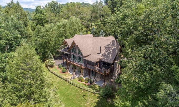 Lansing Cabina | Riverwind Lodge - 3 Acres on the New River!