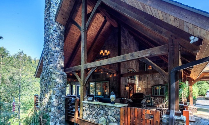 Lansing Cabina | Riverwind Lodge - Luxury Riverfront Lodge - Outdoor/Indoor Fireplaces - Privacy & Views