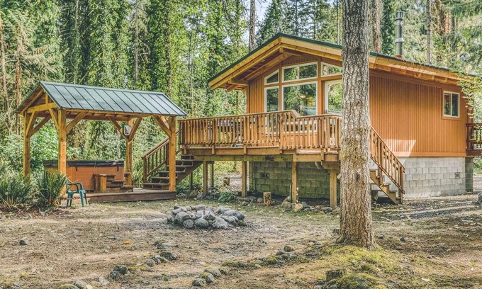 Brightwood Cabina | Riverwood Hideaway - Romantic, Secluded Riverfront Cabin, Hot Tub, Dogs Welcome