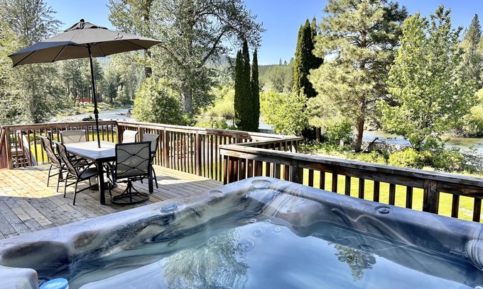 Leavenworth Casa | Riverwood Lodge-River! Views! Yard! Hot Tub! BBQ