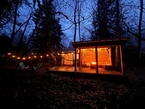 Woodfibre Casa | Riverwood Retreat-hot tub and cedar sauna on the river