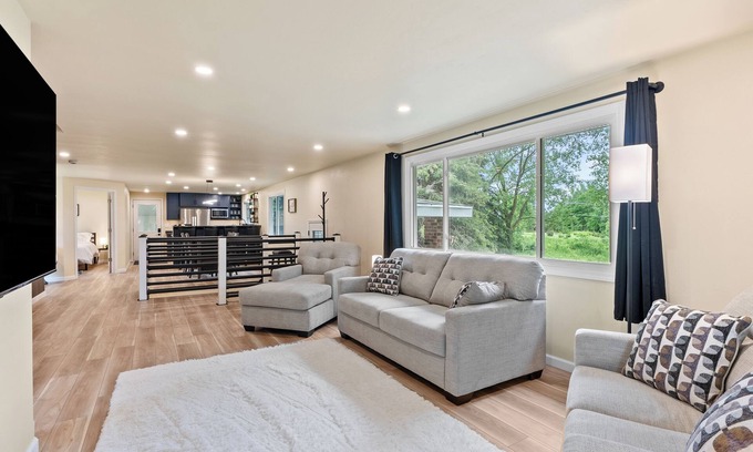 Sheboygan Falls Casa | Riverwoods Retreat - 3 King Beds! Spectacular 3Bed 3Bath Home Near Road America!