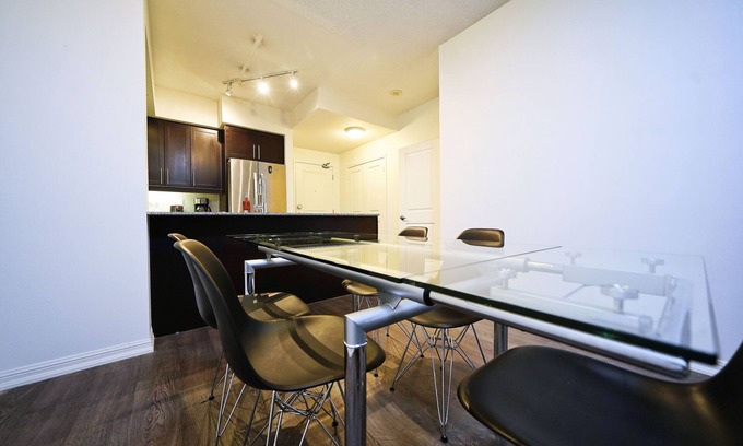 Fashion District Apartamento | RivetStays - The Adelaide Suites