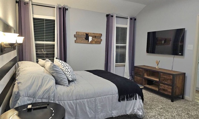 Southside Casa | RJ's Retreats B&W Room