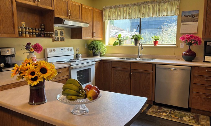 Aldergrove Casa | Rm 3 Quiet cozy room no stairs in a peaceful house, safe community, full kitchen