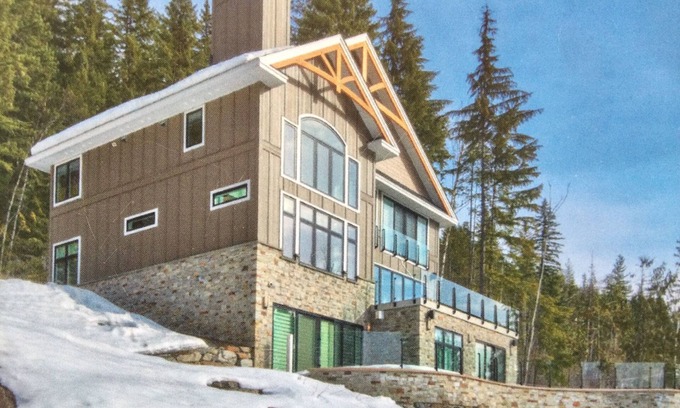 Revelstoke Casa | RMR: Luxury Ski-in/out Mountain-side 4 Bedroom Home (Sleeps 10).