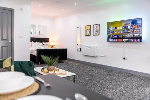 Cradley Apartamento | RNM - Business Traveller Ready, Quiet, Private Access & Entire Place, Kitchen & Washroom with amenities, Smart Tv, Easy Access, Fast Starlink WiFi, Parking Nearby