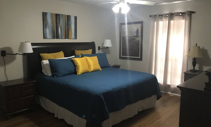 Starkville Condominio | Road Dawg Condo Bienvenido al país de Dios.