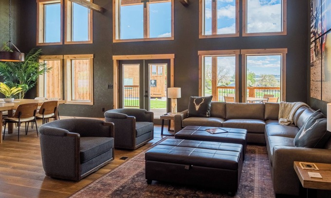 Cody Cabina | Roam (New!) Luxury cabin w/ 2 kings + queen, exclusive access to Grand Pergola w/ fire pit & griddle