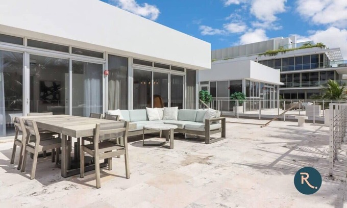 South Pointe Casa | Roami at 250 Collins | Rooftop Pool | Next to Beach