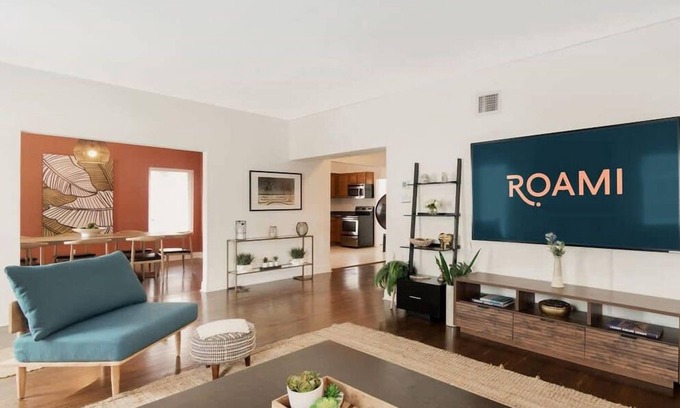 Midtown Casa | Roami at Bayview Place | Penthouse |Tub |6 Bed