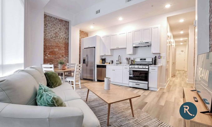 Arts/Warehouse District Casa | Roami at The Churchill | 2 Bedroom