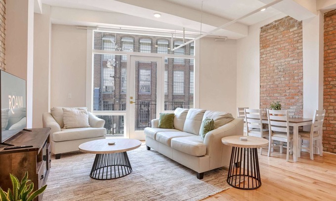 Arts/Warehouse District Casa | Roami at The Churchill | 2 Bedroom w/Balcony