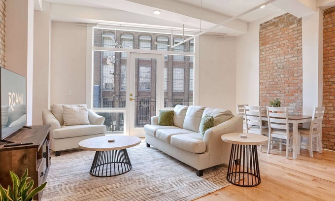 Arts/Warehouse District Casa | Roami at The Churchill | 2 Bedroom w/Balcony
