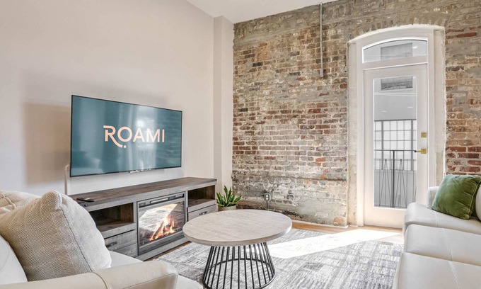 Arts/Warehouse District Casa | Roami at The Churchill | 2 Bedroom | Balcony & Trundle