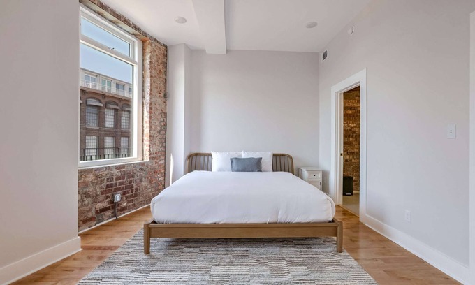 Arts/Warehouse District Casa | Roami at The Churchill | 3 Bedroom w/Balcony