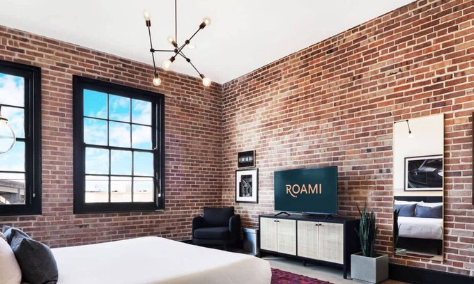 Arts/Warehouse District Casa | Roami at The Lola | Convention Center | Suite