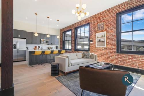Arts/Warehouse District Casa | Roami at The Lola Near Bourbon St 3BR #53