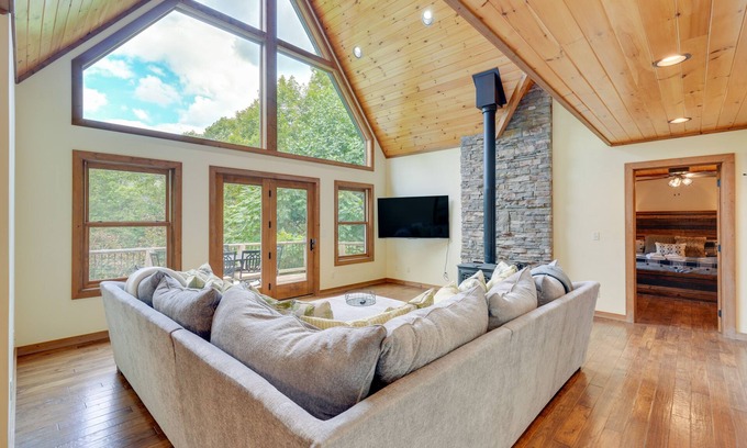 Roan Mountain Casa | Roan Mountain Home w/ Deck Near Appalachian Trail!