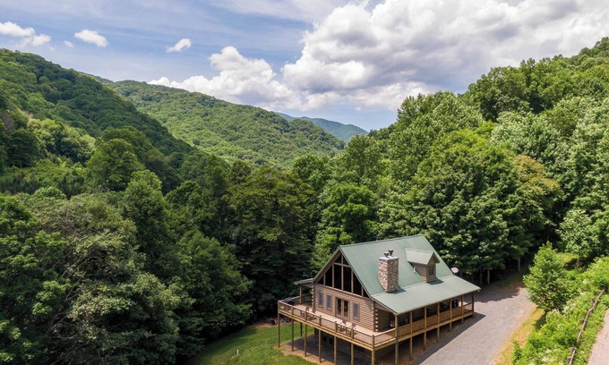 Frank Cabina | Roaring Creek Lodge - Newland log cabin, hot tub, pool table, fire pit