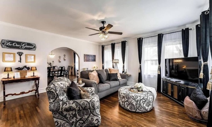 Wichita Casa | Roaring Riverside - Art Deco Luxe- 2 Kings!